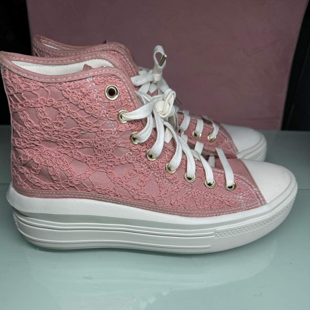 Women’s Converse Chuck Taylor Allstar Platform Hi move used one time 🌸🌸🌸🌸🌸